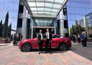 Santander se alía con BYD para dar créditos para autos verdes en México
