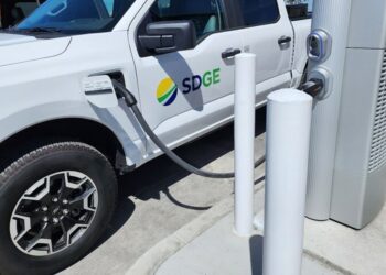 Instalan cargadores para vehículos eléctricos semi-pesados y pesados en San Diego