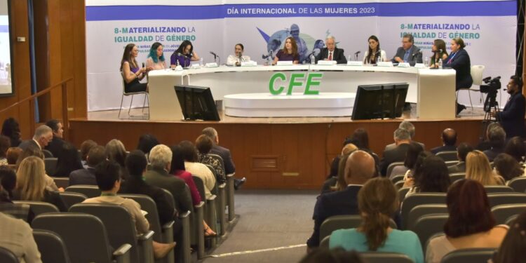Promete CFE abrir más puestos de mando para mujeres