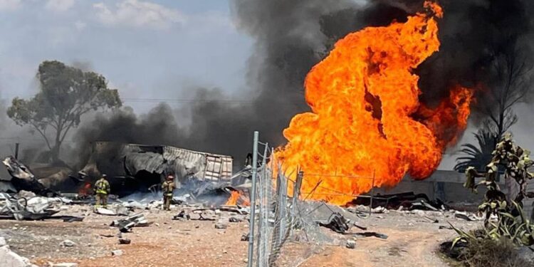 Explota ducto de gas de Pemex en el Estado de México