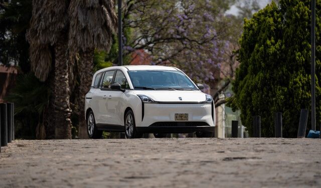 Solarever y SEV México presentan minivan eléctrica