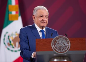 Compra de plantas de Iberdrola evitará tarifazos, dice AMLO