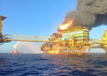 Reportan incendio en Cantarell