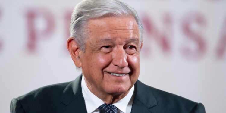 Reclama AMLO a calificadoras por rebajas a Pemex