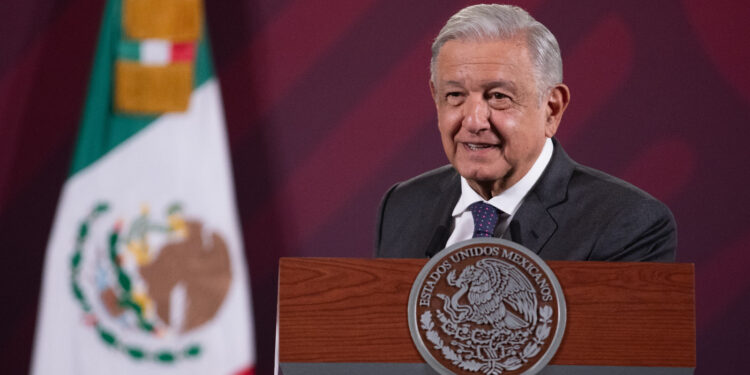 “Hay que ir pensando en la construcción de una nueva refinería”: AMLO