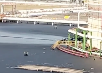 Denuncian fuga de petróleo en Terminal Marítima de Dos Bocas