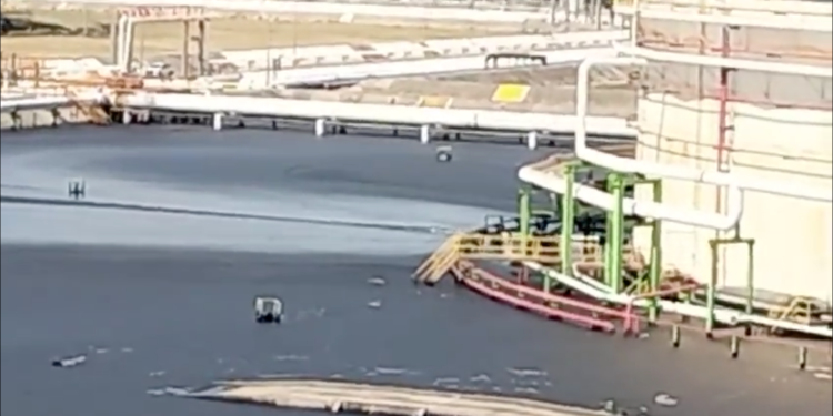 Denuncian fuga de petróleo en Terminal Marítima de Dos Bocas