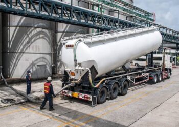 Restringe gobierno de forma temporal importación de derivados del petróleo