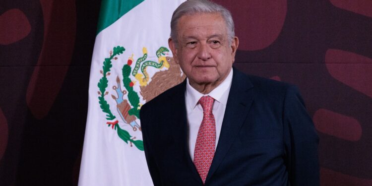Presume AMLO inversión multimillonaria en refinería de Madero que lleva dos meses parada