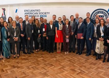 Pide Sheimbaum a empresarios acelerar transición energética 