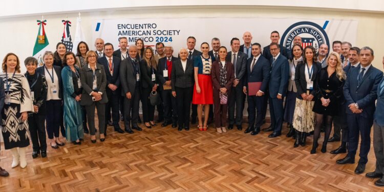 Pide Sheimbaum a empresarios acelerar transición energética