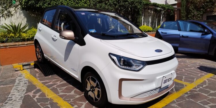 Proyecta industria automotriz producir 96% más vehículos eléctricos en 2024