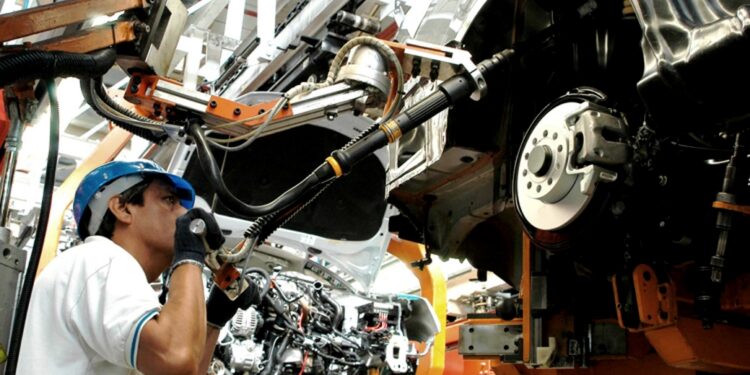 Aumenta 7.7 % producción de autos ligeros en México
