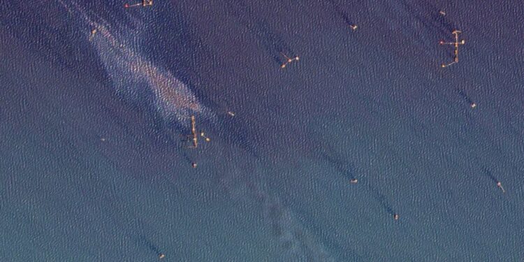 Denuncian organizaciones nuevo derrame de crudo cerca de la plataforma Akal-B en la Sonda de Campeche