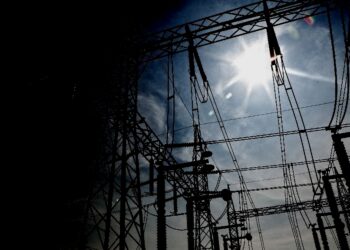 Salida de operación de centrales eléctricas provoca apagones en distintas partes del país