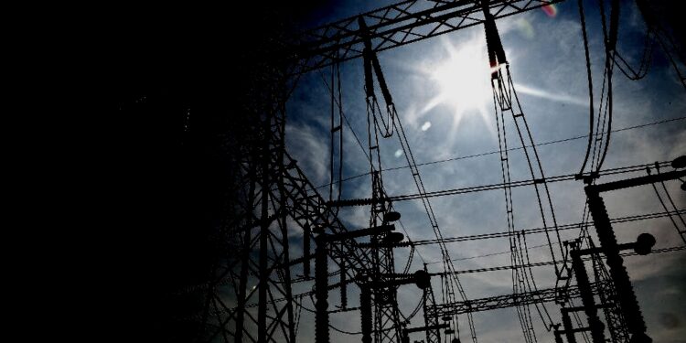 Salida de operación de centrales eléctricas provoca apagones en distintas partes del país