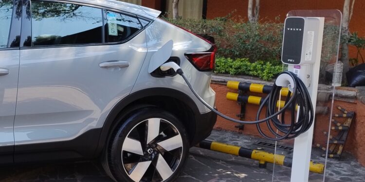 Falta de políticas públicas alenta avance del mercado de autos eléctricos en México: AMDA