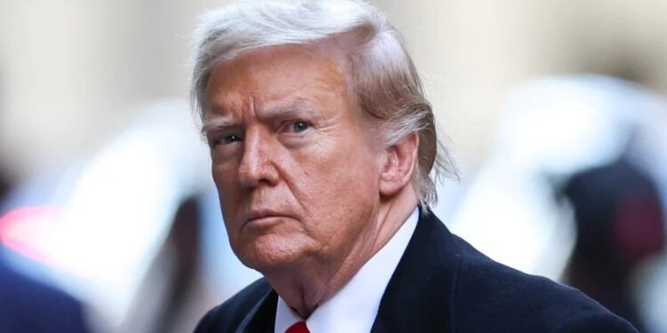 Promete Trump a petroleros eliminar regulación ambiental a cambio de USD 1,000 millones