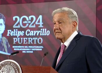 Producción de gasolinas ha aumentado por menor exportación de crudo y reconfiguración de refinerías: AMLO