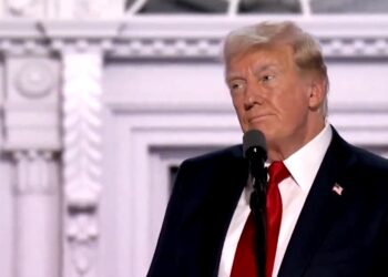 Arremete Trump contra los autos eléctricos