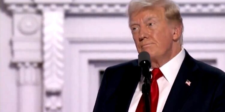 Arremete Trump contra los autos eléctricos