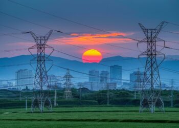Recomienda AIE expandir y reforzar redes eléctricas