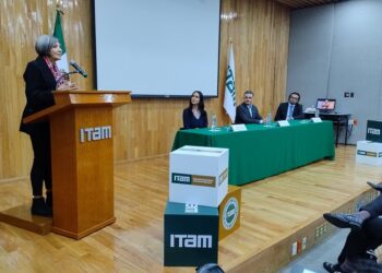 Permitirá la electromovilidad descargar a Pemex de la obligación de producir combustibles: I. Studer