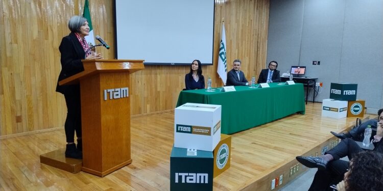 Permitirá la electromovilidad descargar a Pemex de la obligación de producir combustibles: I. Studer