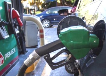 Siguen bajando ligeramente precios de los combustibles; Hacienda mantiene impuestos