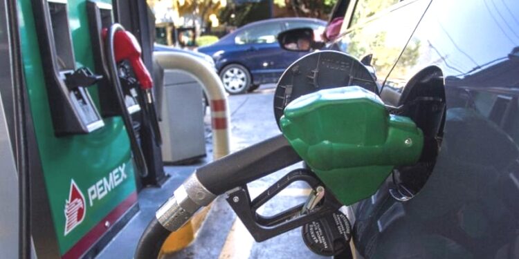 Siguen bajando ligeramente precios de los combustibles; Hacienda mantiene impuestos