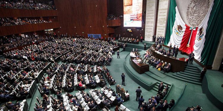 Se consuma reforma constitucional en materia de áreas y empresas estratégicas