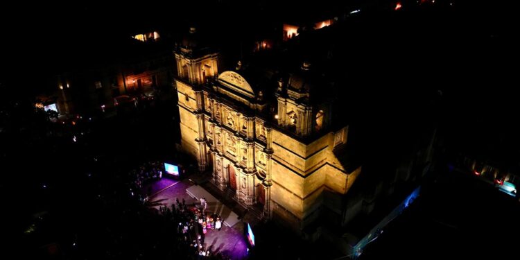 Iluminan Gobierno de Oaxaca e Iberdrola México Catedral Metropolitana
