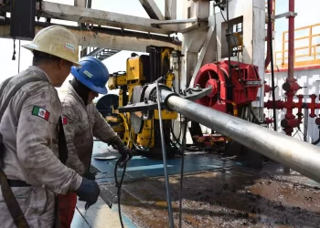 Continúa en retroceso producción nacional de hidrocarburos