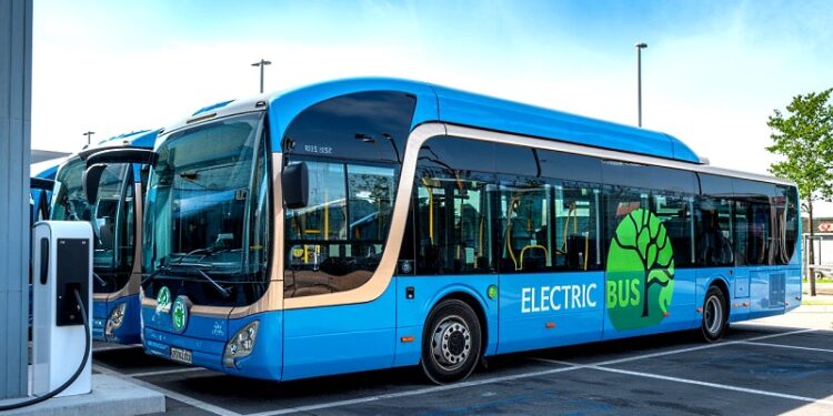 Se queda corta fase 2 de la NOM-163 en metas de electrificación del transporte: ICCT