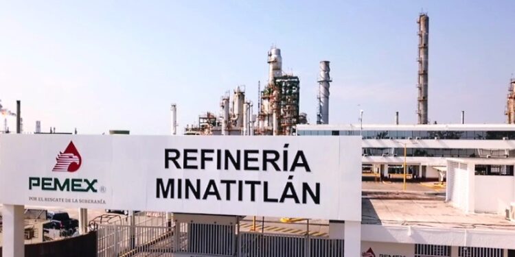 Pemex vende menos combustóleo en México