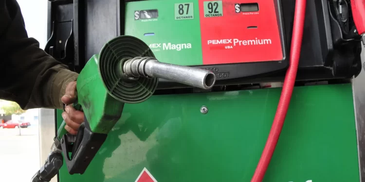 Acuerdan Gobierno y empresarios un precio de gasolina no mayor de los 24 pesos/litro