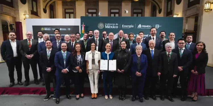 Firman Sheinbaum y Onexpo acuerdo para contener precio de la gasolina Magna