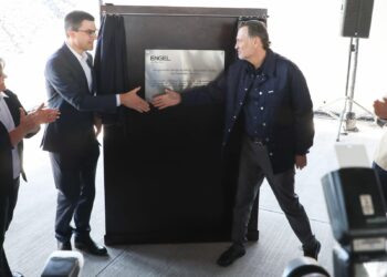 Inaugura ENGEL en Querétaro planta de maquinaria para modelado de plástico