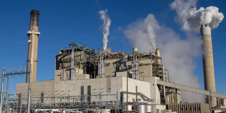 Trump cumple, firma órdenes ejecutivas para impulsar carboeléctricas