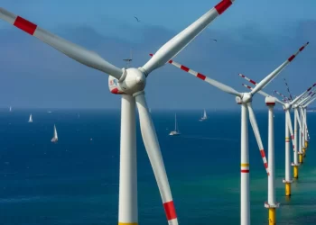 Fiscales estatales demandan a Trump por pausar permisos de energía renovable