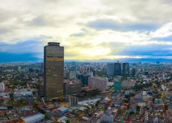 Alza de deuda soberana, condicionada a resolver los problemas de Pemex: Fitch