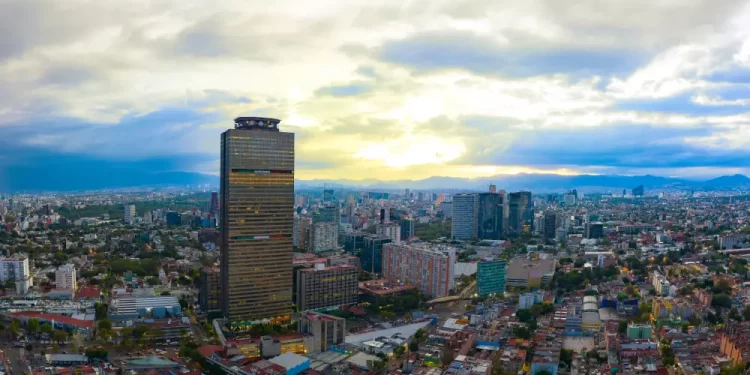 Alza de deuda soberana, condicionada a resolver los problemas de Pemex: Fitch