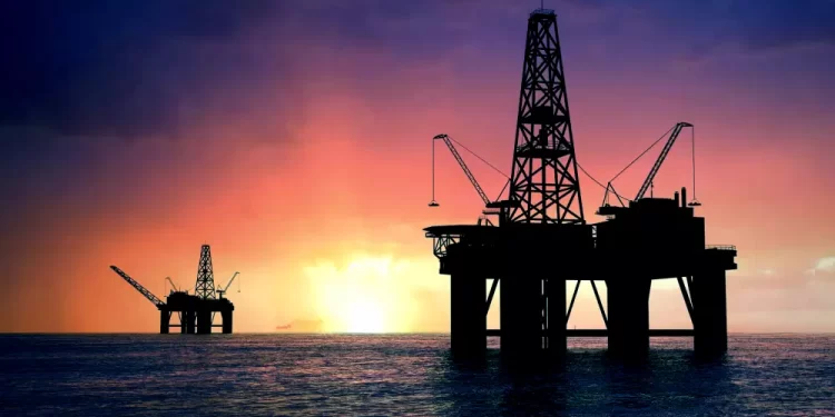 Recaudación petrolera se desploma casi 24 %