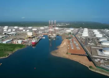 Admite Sheinbaum paro en refinería de Dos Bocas