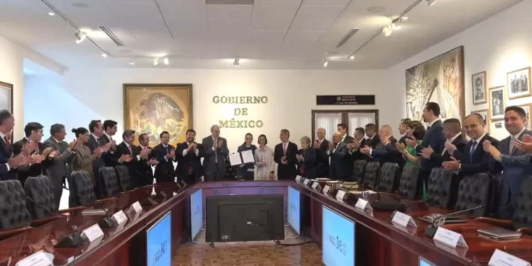 Refrendan gobierno y gasolineros pacto para mantener precio tope del combustible por otros 6 meses