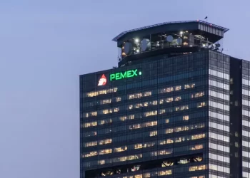 Sube Fitch calificación de Pemex