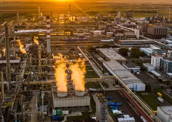 Exime Trump a Hungría de sanciones por compra de petróleo ruso