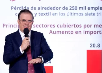 Sector automotriz, de los más golpeados por importaciones: Ebrard