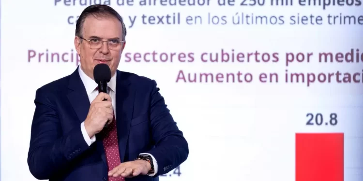 Sector automotriz, de los más golpeados por importaciones: Ebrard