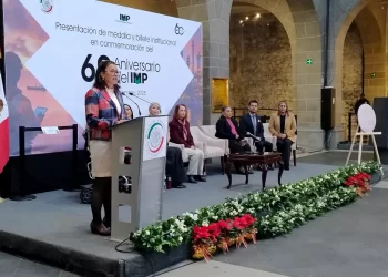 Presentan medalla conmemorativa por los 60 años de vida del IMP